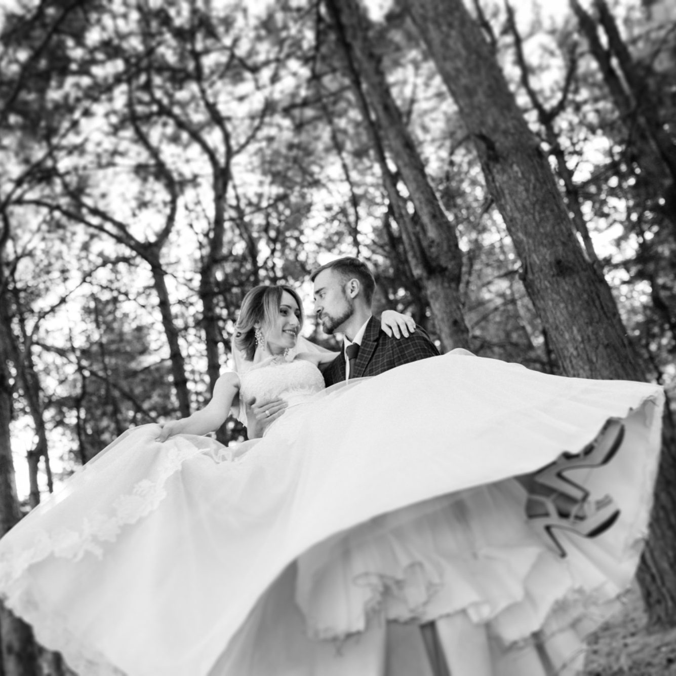 Pareja de novios en su boda cogiendola en brazo
